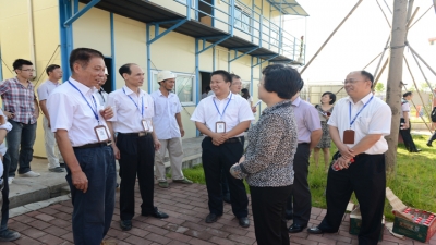2013年市總工會“關(guān)愛職工，高溫送清涼”活動走進河源市商業(yè)中心建設(shè)現(xiàn)場