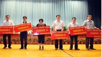 2011年6月，集團(tuán)董事長梁林青在“廣東扶貧濟(jì)困日”活動中捐款100萬元。此項活動廣東堅基集團(tuán)每年均有捐贈。